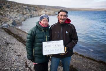 Emma Thompson con uno de los activistas de Greenpeace en el Ártico.