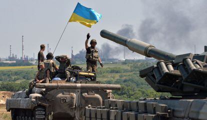 Un tanque y un vehículo blindado de las tropas ucranias se dirigen hacia la ciudad de Lysychansk en la región de Lugansk