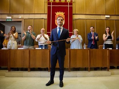 El concejal del PP de Torrejón de Ardoz Alejandro Navarro sujeta el bastón de mando como nuevo alcalde de Torrejón de Ardoz.
