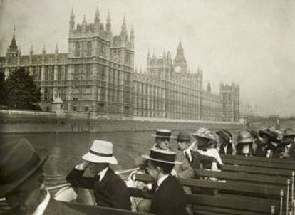 'Excursión a Hampton-Court. Vista del Parlamento al salir de Londres por el Támesis. Agosto de 1911.