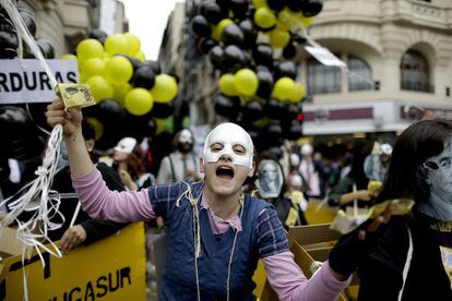 Una mujer protesta por los planes del gobierno en Buenos Aires (Argentina)
