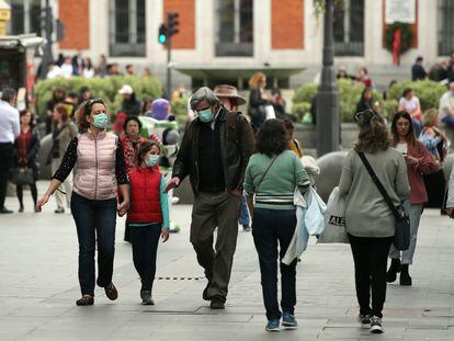 Personas paseando por Madrid.
