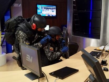 Miembros de la policía investigan el ataque contra cinco periodistas el 21 de marzo.