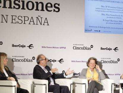 De izquierda a derecha, Mar&iacute;a Francisca G&oacute;mez-Jover Torregrosa, subdirectora de Organizaci&oacute;n, Estudios y Previsi&oacute;n Social Complementaria del Ministerio de Econom&iacute;a y Empresa, Rodrigo Gal&aacute;n, director del grupo financiero de Ibercaja Banco, Pilar Gonz&aacute;lez de Frutos, presidenta de Unespa y &Aacute;ngel Mart&iacute;nez-Aldama, presidente de Inverco.