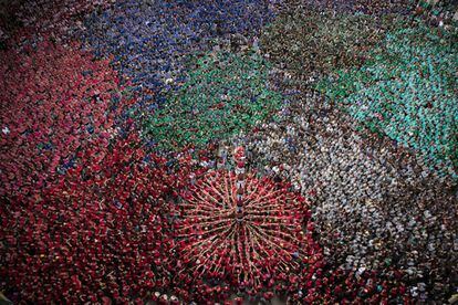 Els Joves Xiquets de Valls, envoltats per la paleta de colors de les altres colles.