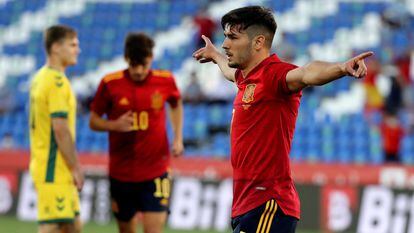 Brahim Díaz celebra un gol con la camiseta de España ante Lituania, en un encuentro que jugó la sub-21 en sustitución de la absoluta por el confinamiento de esta durante la pandemia.