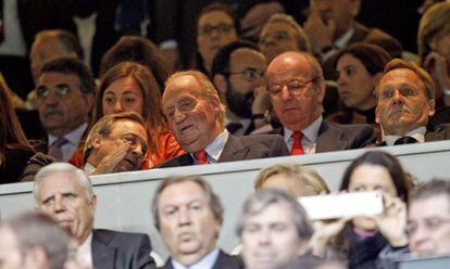 El Rey Juan Carlos charla en el palco del bernabéu con Florentino.