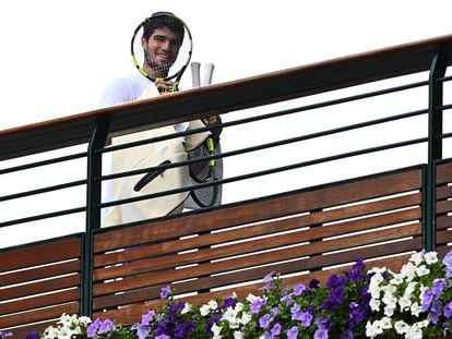 Alcaraz cruza una pasarela en las instalaciones del All England Lawn Tennis & Croquet Club.