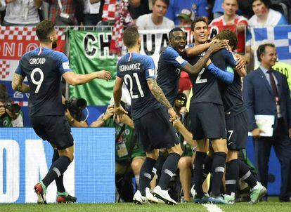 Los jugadores franceses celebran el primer gol de su selección ante Croacia.