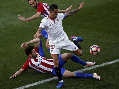 Vitolo maniobra contra Juanfran y Sa&uacute;l.