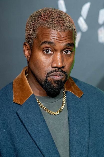 Kanye West
El marido de Kim Kardashian ha hecho frente a esta realidad con cierto sentido del humor, al afirmar que tiene superpoderes. En la portada de su último disco, Ye, podemos leer: “I hate beeing bi-polar, it’s awesome” (Odio ser bipolar, es increíble), una frase contradictoria que, sin embargo, al rapero no se lo parece: considera que se pueden experimentar sentimientos positivos y negativos al mismo tiempo.
En una entrevista con Jimmy Kimmel el pasado mes de agosto, el músico recalcó la influencia que sus palabras pueden tener sobre otros en su misma situación: “Creo que es importante que tengamos una conversación abierta sobre salud mental. Especialmente porque soy negro, porque nunca tuvimos psicólogos en la comunidad negra ni nos planteamos tomar medicación”.