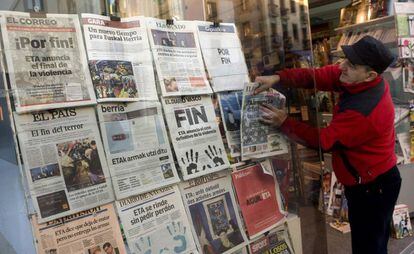 Un kiosko en San Sebastián con las portadas que anuncian el fin de ETA en 2011.