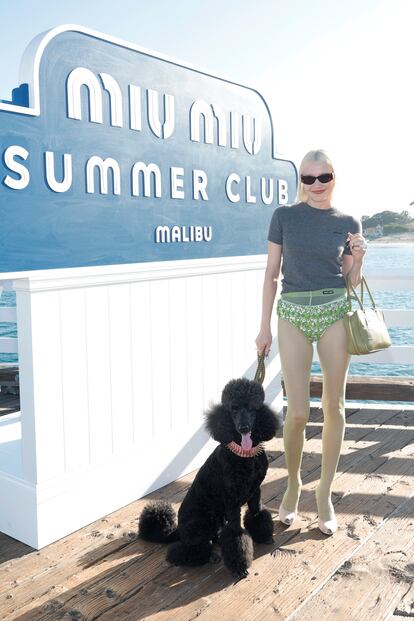 La artífice de todo: Lotta Volkova en el evento Miu Miu Summer Club Malibu luciendo tendencia este verano.