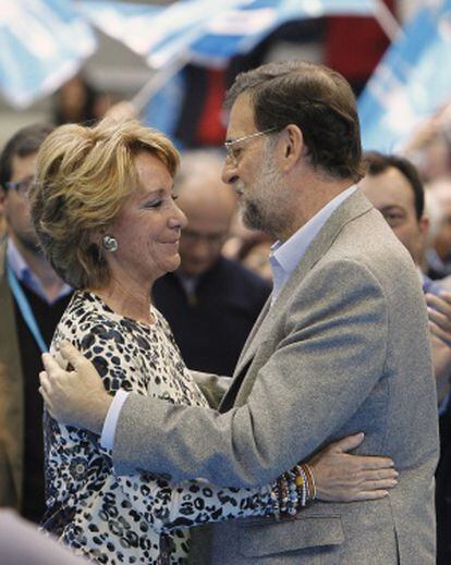 Esperanza Aguirre saluda a Mariano Rajoy.