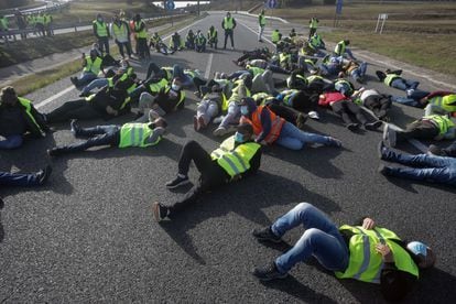 Los piquetes en el asfalto de la carretera para cortar la A-6 en ambos sentidos a la altura de Guitiriz, el pasado 18 de marzo, Lugo, Galicia (España).
