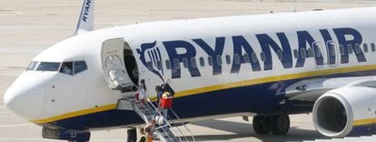 Pasajeros embarcando en un avi&oacute;n de Ryanair en Girona
