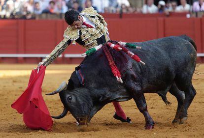 El diestro Emilio de Justo durante la faena al primer toro de su lote en la sexta corrida de abono de la Feria de Abril de Sevilla.