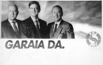 Cartel electoral de PNV en 1989 con Xabier Arzalluz Iñaki Anasagasti y José Antonio Ardanza, que se asemeja al visto al principio de la fotogalería en el que se aglutinaban los nacionalistas catalanes y socialistas. El planteamiento es exactamente el mismo: motivar, <i>tocando</i> el sentimiento de grupo, a los votantes del Partido Nacionalista Vasco a acudir a las urnas para no perder fuerza en las Cortes de Madrid.
