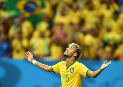 Neymar celebra su gol frente a Camerún.