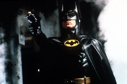 1989. La saga cinematográfica del hombre murciélago echa a andar. Tim Burton es el encargado de rodar la primera aventura en la gran pantalla del personaje de DC Comics. Y Michael Keaton interpreta al caballero oscuro. La película ganó el Oscar a la mejor dirección artística.