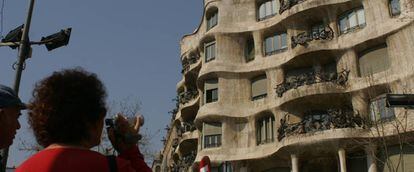 Un turista fotografía la Pedera, de Gaudí, en Barcelona. 
