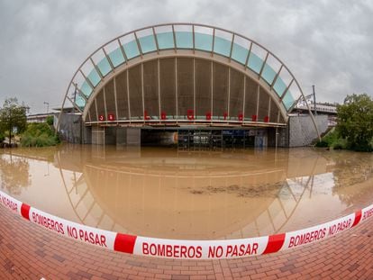 Las fuertes lluvias inundaban la mañana de este viernes la estación de cercanías de La Garena, en Alcalá de Henares.