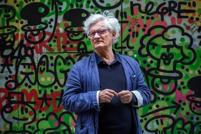 Le philosophe Franco 'Bifo' Beradi, dans une rue du quartier El Raval de Barcelone, le 22 mai.