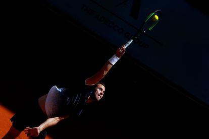 El tenista serbio Laslo Djere, durante el partido de octavos de final del Mutua Madrid Open que disputa ante el croata Marin Cilic en la Caja Mágica.