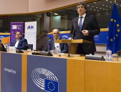 Puigdemont, Junqueras y Romeva en la conferencia que ofrecieron en el Parlamento Europeo el pasado 24 de enero.