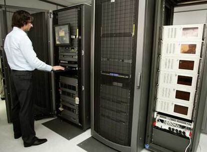 Un empleado revisa las instalaciones del Instituto Nacional de Tecnologías de la Comunicación (Inteco).