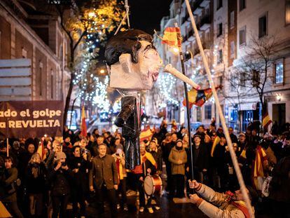 Decenas de convocados por una organización ultraderechista recibieron el año nuevo en la calle Ferraz, en Madrid, junto a la sede del PSOE, el 1 de enero de 2024.