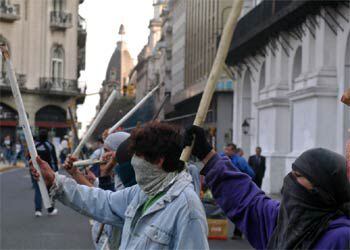 Un grupo de <i>piqueteros</i> protesta en la plaza de Mayo por la detención de un líder social.