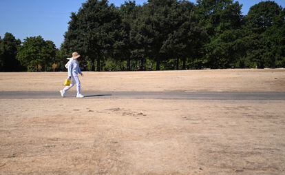 Una mujer caminaba el miércoles por el parque Hyde, en Londres, golpeado por la sequía.