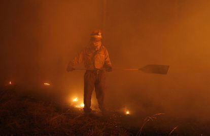 Un bombero trabaja en las labores de extinción en Tabuyo del Monte.
