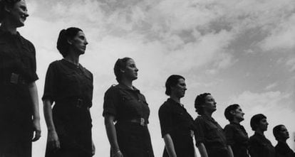 Mujeres falangistas de la Sección Femenina, en formación.