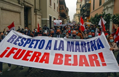 Manifestantes a la puerta de la cancillería exigen la dimisión de Béjar por sus declaraciones sobre la Marina, este martes, en Lima.
