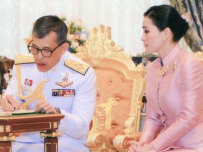 El monarca anuncia que ha contraido matrimonio con Suthida Vajiralongkorn na Ayudhy, que se ha convertido en su cuarta esposa cuatro días antes de su entronización