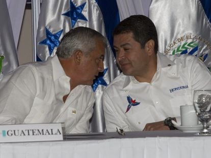 Los presidentes de Honduras y Guatemala, Juan Orlando Hern&aacute;ndez (d) y Otto P&eacute;rez.