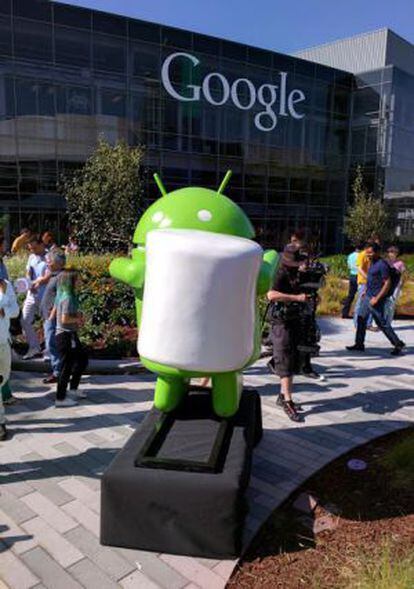 Estatua de Android en la sede de la empresa con el nuevo dulce.