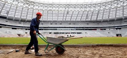 Trabajador en las obras de mejora de un estadio en Rusia para el Mundial de 2018.