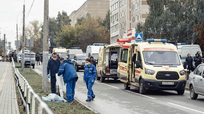 Miembros de los servicios de emergencia al lado del cuerpo sin vida de una persona, tras el ataque contra un centro escolar de la ciudad de Izhevsk.