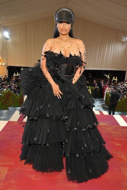 Nicki Minaj, de negro con gorra, vestido de tul y plumas y lentejuelas en brazos, rostro y escote. El diseño es de Burberry.