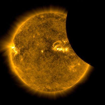 Estados Unidos se paralizó para contemplar el primer eclipse solar total en 99 años que recorrió el país de costa a costa en agosto de 2017. Esta fotografía fue tomada por el telescopio espacial ‘Solar Dynamics Observatory’ de la NASA.