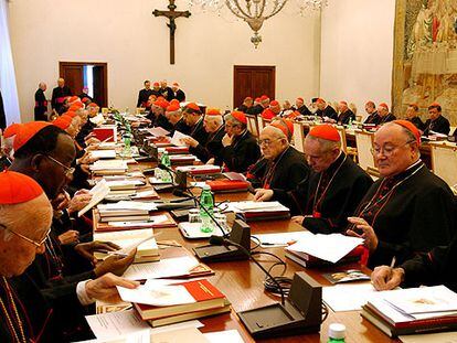 Reunión de los cardenales, ayer en la sala Bolonia del Palacio Apostólico.