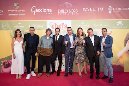 De izquierda a derecha: Candela Bianchi, Fernando Villasclaras (El Lago), Diego Guerrero (DSTAgE), Iván Cerdeño (Iván Cerdeño - El Cigarral del Ángel), Paolo Casagrande (Lasarte), Montse Abellá, Martín Berasategui y Óscar Velasco, en la gala solidaria ChefsForChildren, celebrada el lunes en Marbella.
