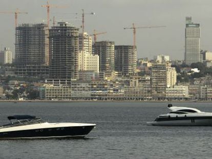 Motoras ante el puerto de Luanda (Angola), con varios edificios en construcci&oacute;n al fondo.