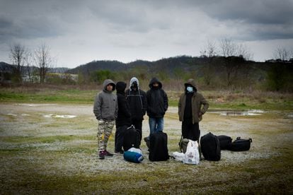 Estas cuatro personas están en Velika Kladuša, Bosnia,  preparadas para iniciar el 'game', o juego, que es como se conoce a la peligrosa ruta de 225 kilómetros a través de Croacia y Eslovenia para llegar a Trieste, en Italia.