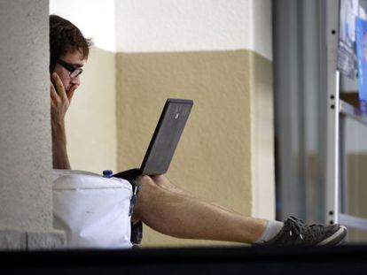 Un alumno en un pasillo de la Universidad Complutense. 