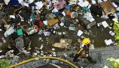 Bosses plenes d'escombraries després d'un incendi en un habitatge a Rubí on vivia una dona amb síndrome de Diògenes.