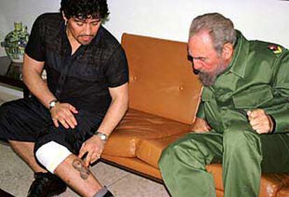 Diego Armando Maradona le enseña su tatuaje a Fidel Castro en el Palacio de la Revolución.